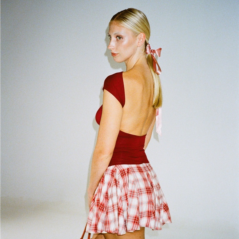 Mode Mischief Backless BORDEAUX TEE